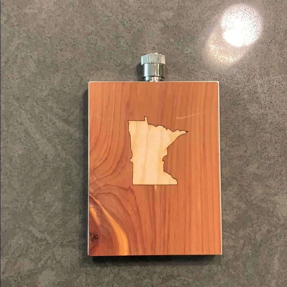 NWOT Woodchuck Minnesota State Inlay Wood 3oz Flask